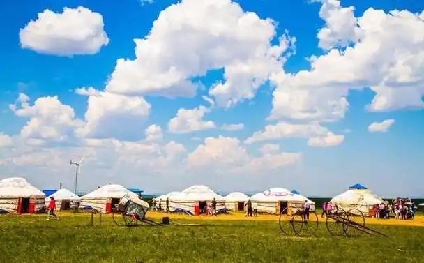 在广袤无垠的大草原上,蒙古包宛如守护神般屹立.