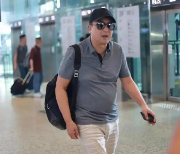 张嘉译又发福了机场照肚子抢镜网友抽烟喝酒素质差