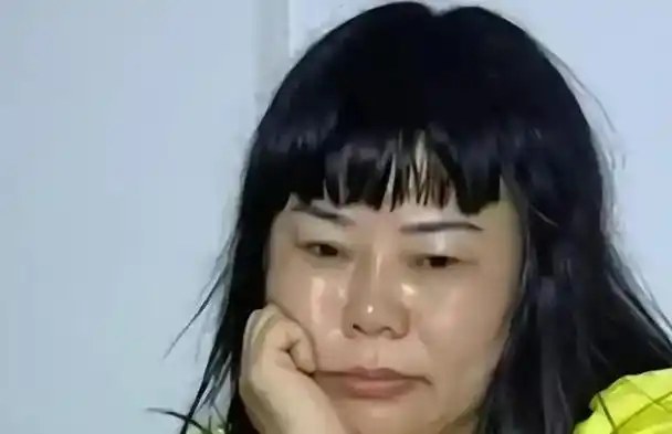 回顾女子抛夫弃女和18岁小伙私奔10年后遭家暴悔不当初要分手