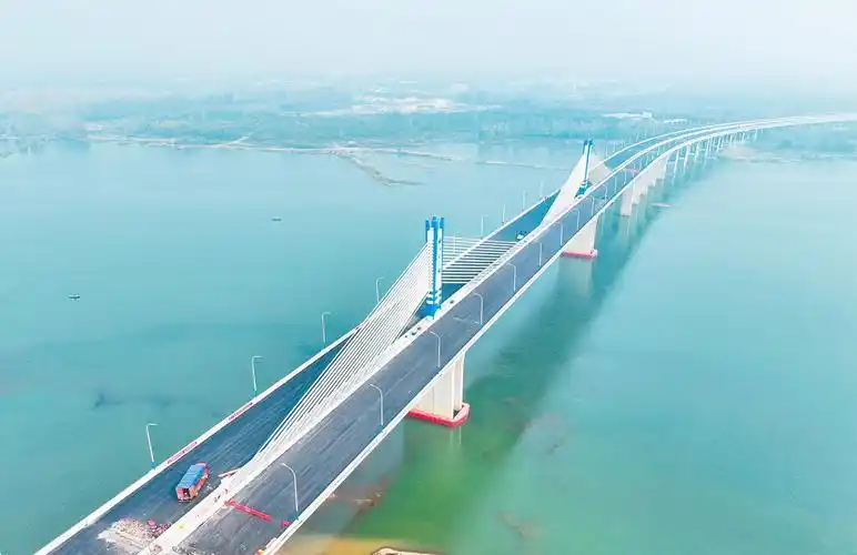 11月9日,襄阳市河谷汉江公路大桥实施路面沥青摊铺和伸缩缝安装作业.