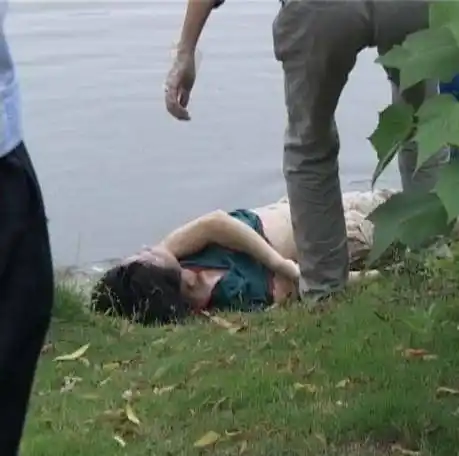 而又这种现象的,大部分都是为情身亡的年轻女孩,这也是捞尸人不愿打捞