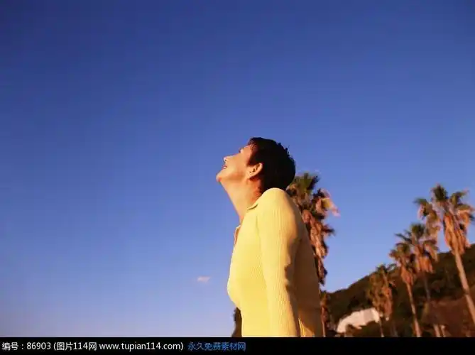 蓝天下仰头的外国女人