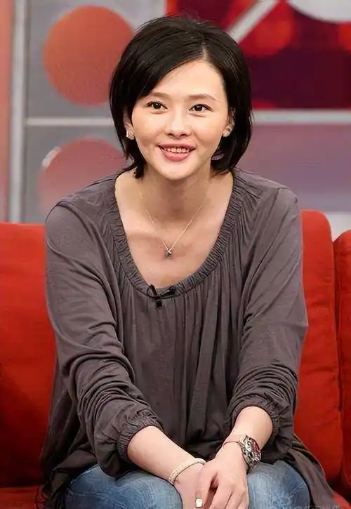 尹乃菁,台名嘴界的插嘴王,她今年56岁了,依然显得年轻貌美_新闻_节目