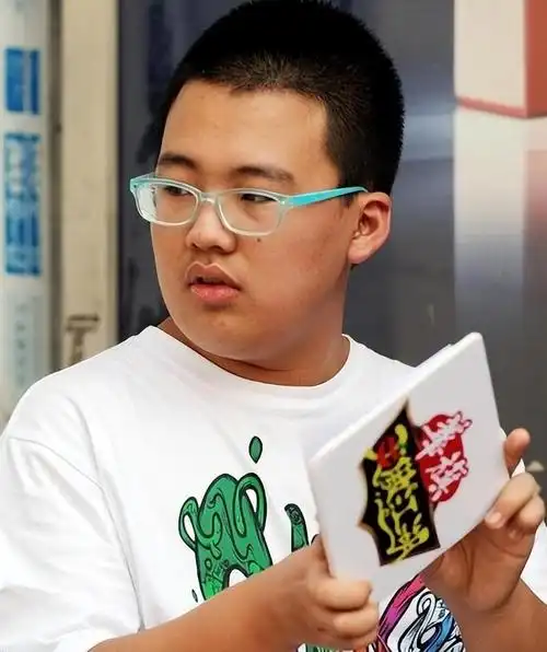 如果说梁朝伟和赵丽颖的低学历是因为贫困而造成的,那么郭麒麟的情况