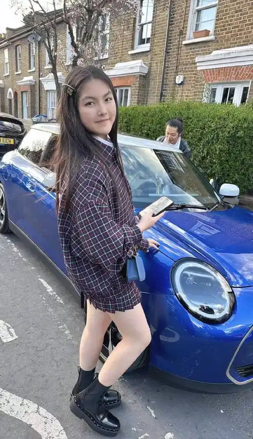 李湘晒女儿18宫格生活照!王诗龄穿百褶裙秀腿,黑长直发型有气质