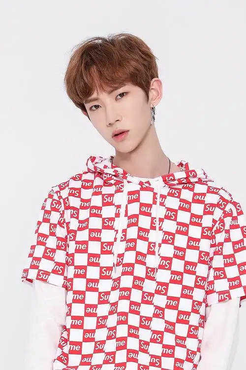 乐华七子黄新淳百万粉丝福利晒红发自拍