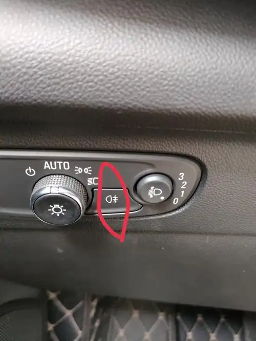 别克昂科威 这个是雾灯吧,怎么按了没反应,前后灯都没有变化