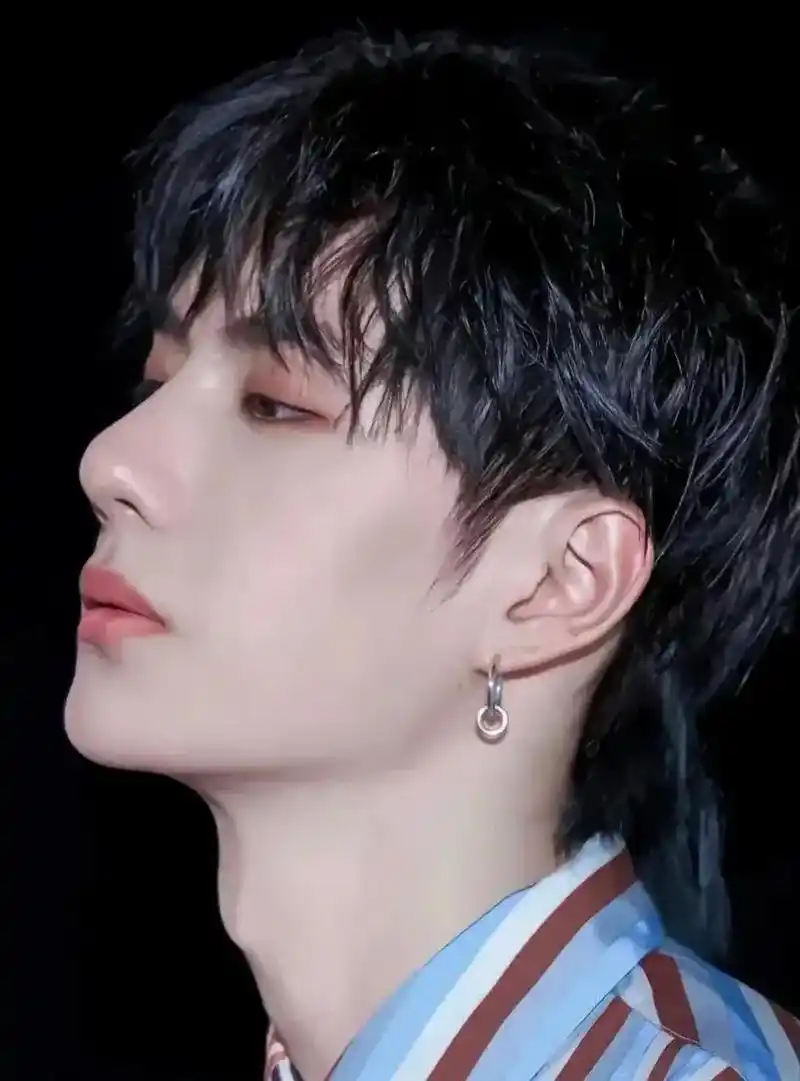 王一博的侧颜杀, 线条流畅而又优美的下颚轮廓, 性感的喉结,再加上