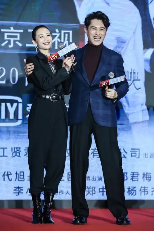 靳东与三大高挑美人合作新片王鸥蓝盈莹朱珠黑衣红唇风情万种