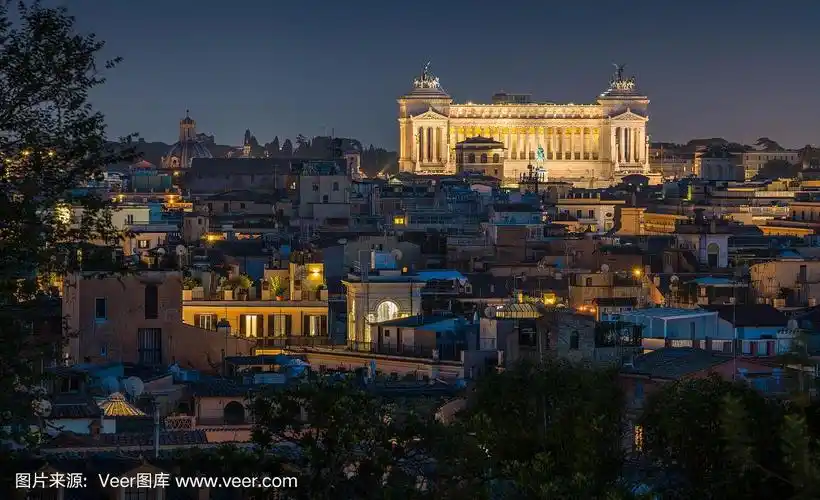 美第奇别墅的夜景,背景是维托里奥·埃马努埃莱二世纪念碑.