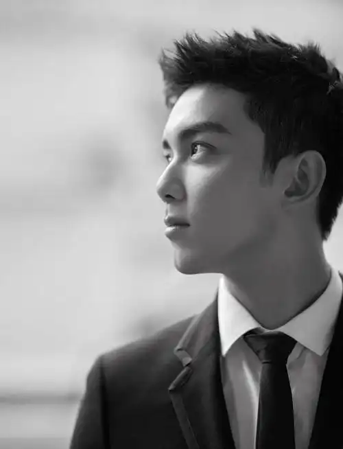 简介:吴磊公益活动帅气写真图片,分享一组吴磊图片给大家,图中的明星