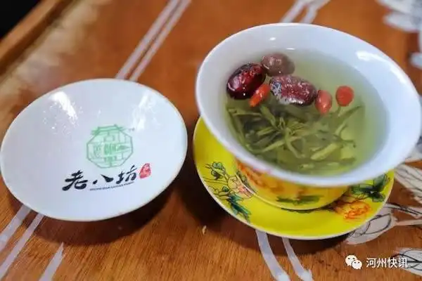 坐在热炕上体验保安族的饮食文化