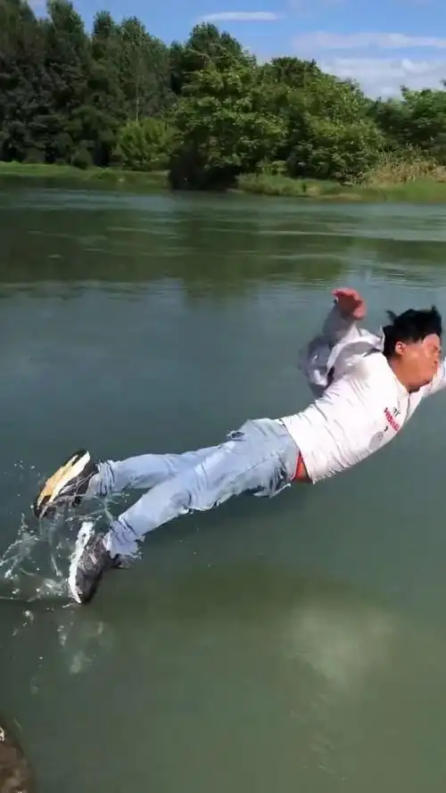给大家表演一个帅哥落水!