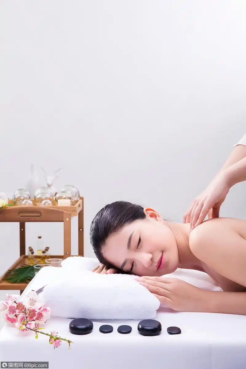 养生美容性感美女做spa按摩