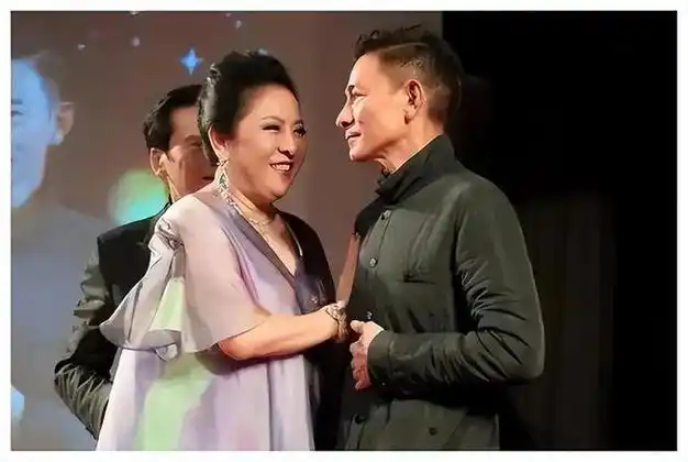 被演唱会滑跪吓哭,火速发微信"警告"华仔|记者|向华强|黄家驹|华语