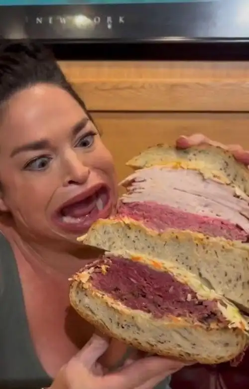 美国33岁女子拥有世界最大嘴巴,遭网暴后自黑,逆袭收获百万粉丝