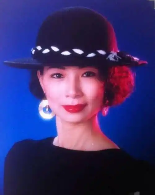 仲小萍手捧蛋糕灿笑,与前夫妻子相处似闺蜜_妈妈_儿子_火风