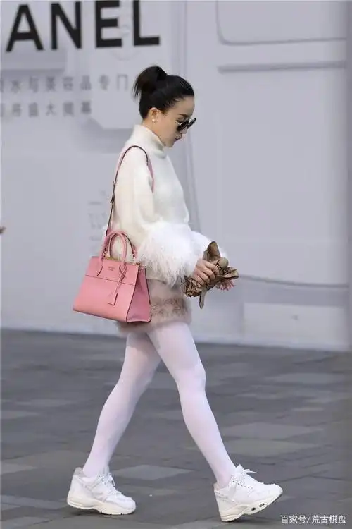 很独特的白色丝袜,搭配白色运动鞋,时尚街区都少见|穿搭_网易订阅