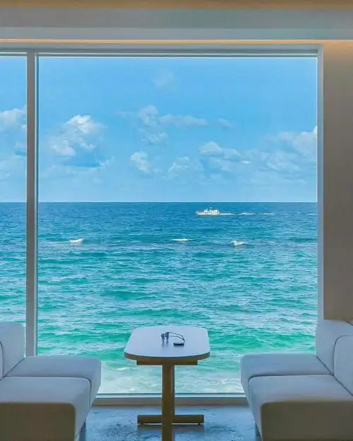 朋友圈背景图海边窗外