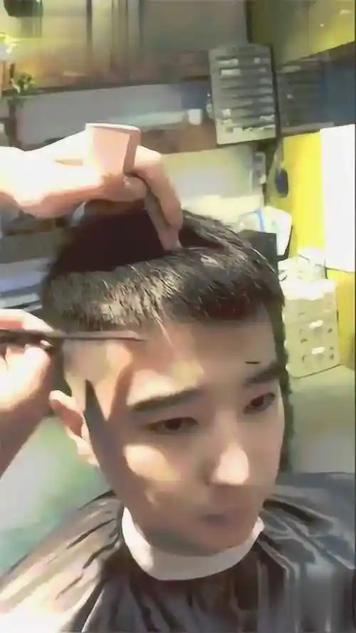 额头有旋涡这个发型也许更加适合头型哦喜欢男生帅气的发型吗