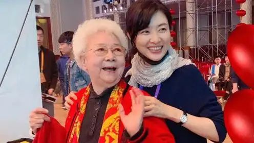 网友晒跟周涛合影,穿白色西装气质高贵,不像实际年龄那么老!