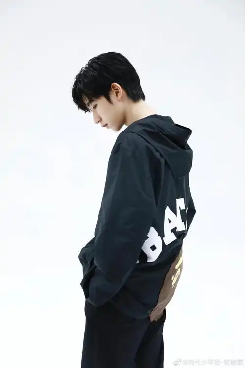 贺峻霖黑色穿搭随拍