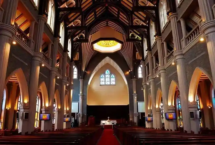 在北京现存一座最古老的基督教堂,中西结合建筑特色,叫亚斯立堂_礼