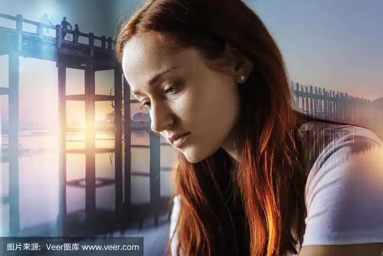 漂亮而深沉的女人在低头思考