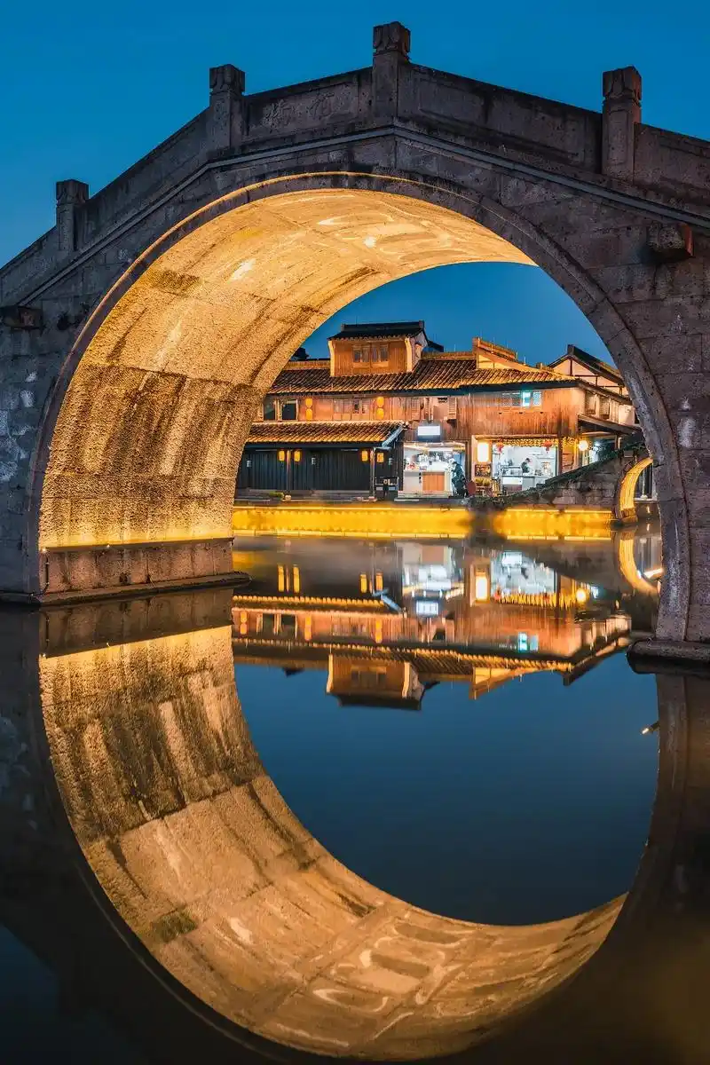 绍兴柯桥古镇|偶遇江南水乡的绚丽夜色.~ 绍兴是我比较喜欢的 - 抖音