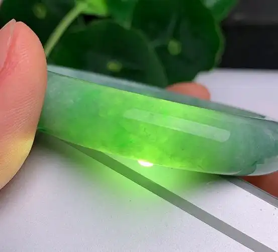 站长全面解读:有纹的翡翠手镯能不能买