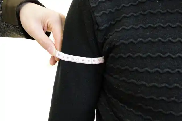 臂围:沿腋下手臂水平测一周,皮尺不松不紧能放进一食指可滑动为宜.