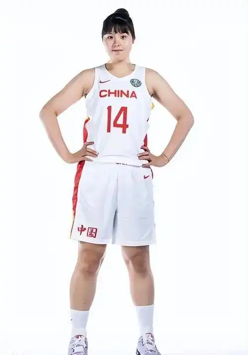 "篮球女神"李月汝:获世界亚军后效力美国火花队,如今怎样了