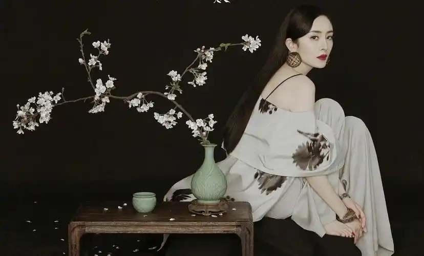 杨幂登上时尚先生封面演绎古韵国风大片眼神到位张力十足