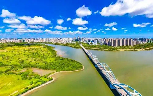 海南省海口市南渡江琼州大桥沿岸城市风光