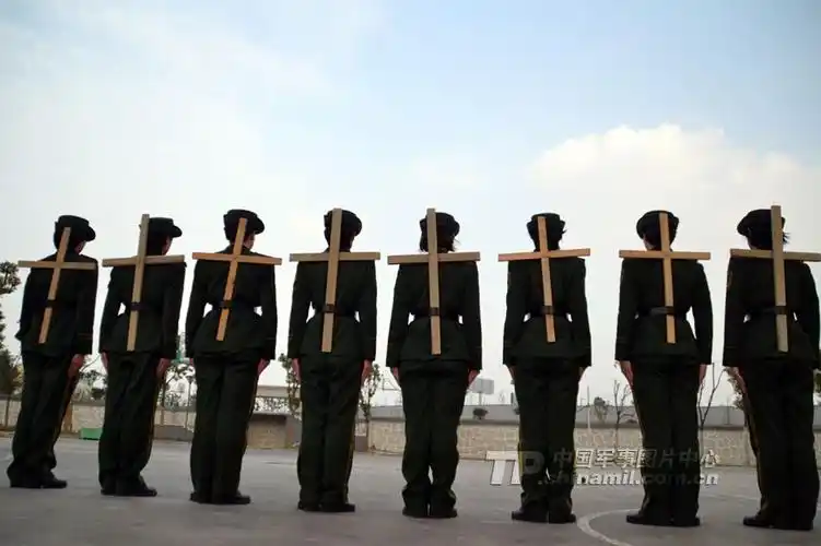 江苏武警十余新训女教官回炉淬火