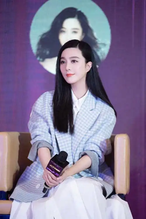 而这一次的范冰冰尝试了黑长直的发型,也可以体现个性的魅力,呈现出不