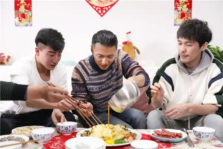 《锋味》谢霆锋白宇穿古装 为公交售票员做年夜饭