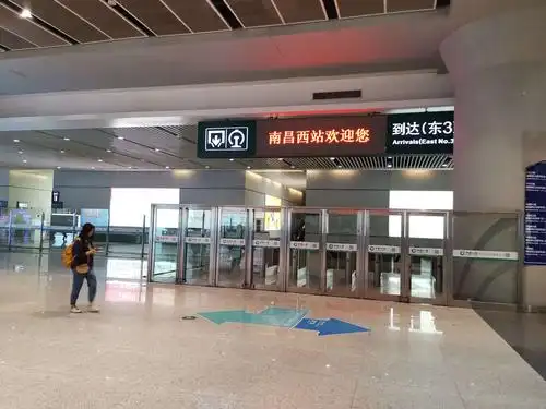 周五晚上出发四个多小时的高铁到了南昌西站.