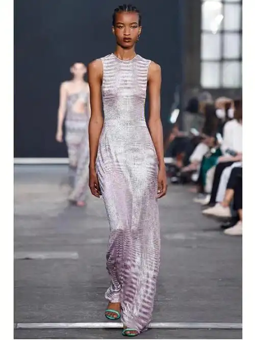 欧美流行乐天后dua lipa身着missoni ss22 时装秀露背长裙