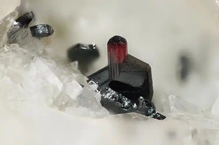 rutile, hematite 金红石,赤铁矿