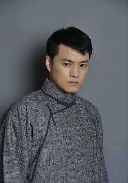 这部戏播放后,剧中很多青年演员也跟着沾光不少,像饰演刘墨林的万弘杰