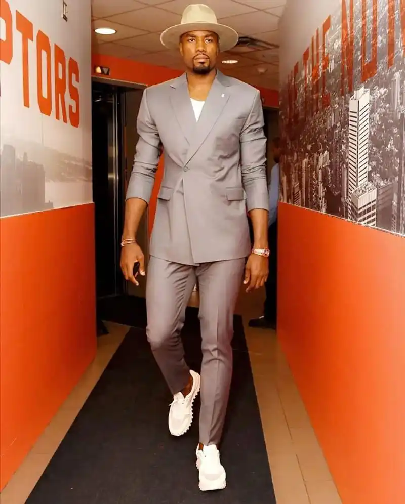 肌肉型男,伊巴卡晒个人西装帅照和训练图片