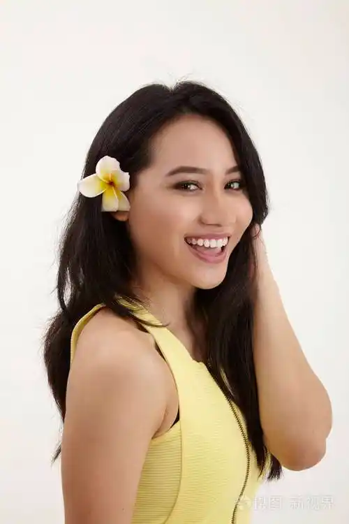 马来女人耳朵上有一朵黄色的花