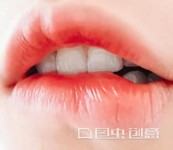 图源/又画 holle宝宝们,这期给大家带来的是彩铅超写实咬唇的教程