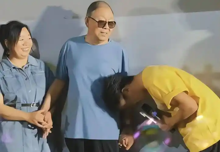 王宝强回老家,紧抱爸爸哭成泪人,姐姐罕见出镜,两人如复制粘贴_父亲