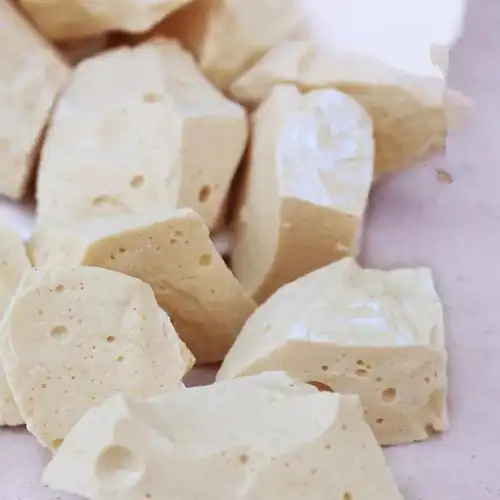 新做的大块糖,放在嘴里一咬,又酥又香,有粘性,有一种特殊风味,是关东