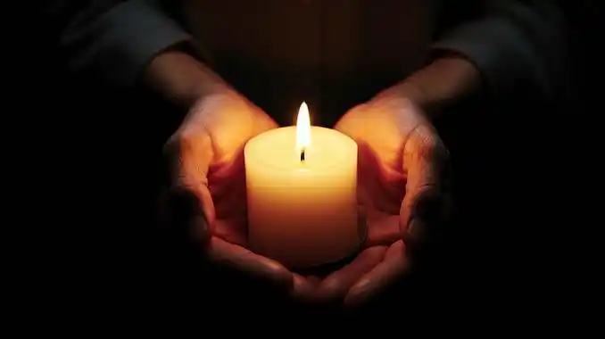 手捧白烛悼念哀悼