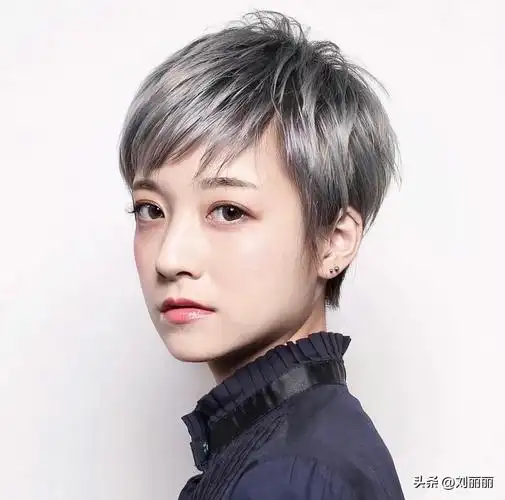 短发后翘(short and flipped)短发后翘是一种很有女人味的女性短发