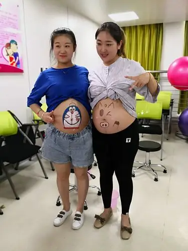 高调炫"腹",为爱写生——枣庄市立医院孕妇学校时尚孕妈肚皮彩绘