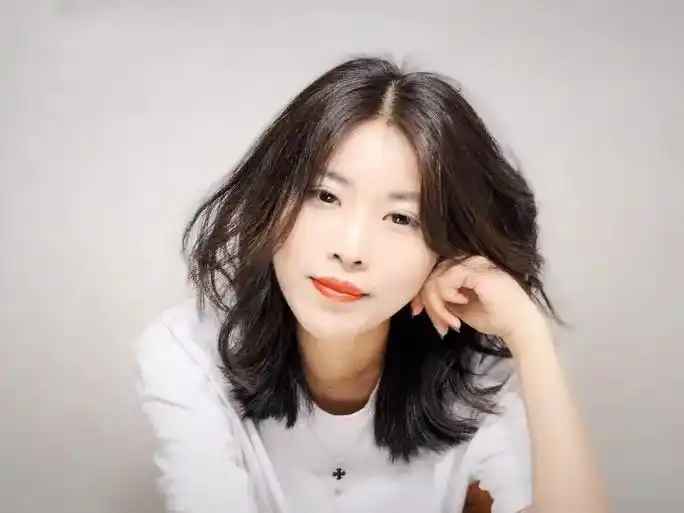 中长发,中分法式刘海.中长发很适合扎头发,微微的烫一下,发型 - 抖音